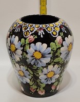 "MS" Mónus Sándor, "HMV" jelzett, színes virágmintás, fekete mázas népi kerámia váza (2501)