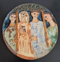 Ruth Faktorowicz izraeli keramikus: Menyegző. mázas, kézzel festett kerámia falidísz, jelzett, d: 25