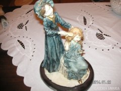 Asztali dísz, anya lányával , igen hangulatos szobrocska ,  mérete 29 x 19 cm.