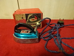 Orosz mini vasaló, működőképes, eredeti dobozban. Utazó vasaló Jókai.