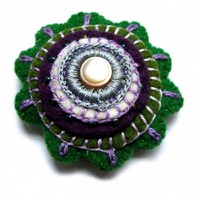 Zöld virág - iparművész által készített hímzett gyapjúfilc kitűző