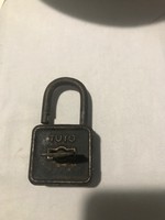 Tuto lock with key, in working condition. Size: 4x4cm