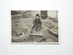 Régi fotó fénykép - Kisfiú gyerek játék udvar teknő seprű evező csónak