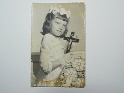 Régi fénykép gyerek kislány elsőáldozó kereszt felület kb. 1960-as évekből