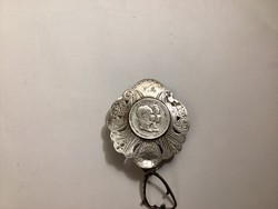 Antik ezüst kulcstartó , 1879. Ezüstlakodalmi 2 gulden középrésszel , W M monogrammal .