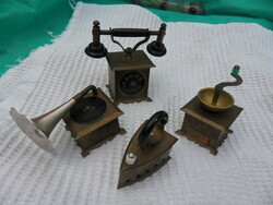 4 db miniatűr réz dísztárgy vasaló telefon gramofon daráló