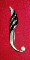 Gold-colored twisted brooch (55)