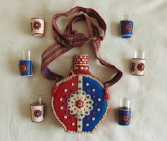 Jugoszláv handmade bőrös pálinkás üveg, kulacs poharakkal, 7 db-os készlet  -  1980-as évek