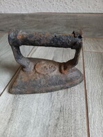 Antik öntött vas rárakós vasaló (14x9,8x10,3 cm, 1803 gramm)