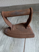 Pompás antik rárakós öntött vas vasaló (6-os, 2316 gramm, 14,2x9,8x11,8 cm)