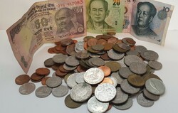 715 gramm vegyes érme, pénz, csomag, svájci frank, euró, schilling, kuna, Thai baht...