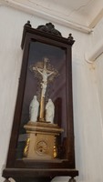 Antik házi oltár, szent falra akasztható vitrines aranyozott órával porcelán szobrokkal