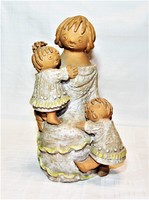 Antalfiné Szente Katalin - Anya gyermekeivel - Három alakos kerámia figura -27 cm