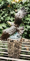 Flying eagle - bronze sculpture artwork