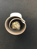 Új! Különleges,egyedi jelzett, ezüst 925-ös gyűrű! Állítható nagyságú. Pirit kővel a közepében.