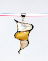 Kagylóberakásos gyöngyházfényű medál K43942