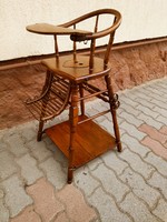 Antik, játszóasztallá alakítható etetőszék az 1920-s évekből szép és stabil állapotban