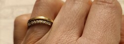 Aranyozott ezüst gyűrű csillogó kövekkel