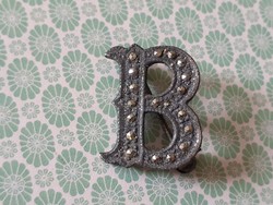 Vintage fém bross B betű alakú kitűző