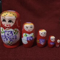 Matrjoska babákra hasonlító 5 darabos fa baba játék