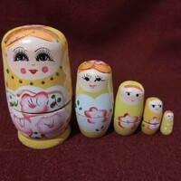 Matrjoska babákra hasonlító 5 darabos fa baba játék