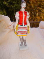 Hollóházi nagy méretű kézzel festett   porcelán  lány népviseletben  30 cm