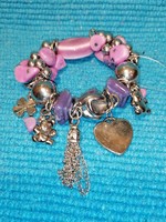 Lila színű karkötő macikkal (178)