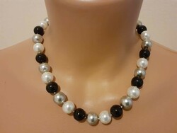 Elegant three-color necklace combined with tekla and glass pearls
