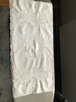 White, hand-embroidered mat pattern tablecloth runner 81 x 39 cm