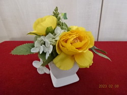 Selyemvirág gipsz vázában, teljes magassága 13,5 cm. Jókai.