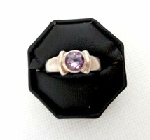 Ezüst gyűrű lila CZ kővel 8,25
