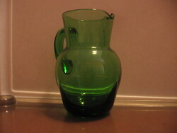 Kis zöld fújt üveg kancsó