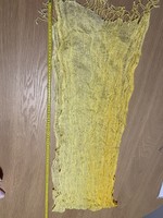 Gyűrt gézszerű anyag, nagyméretű sárga színű sál