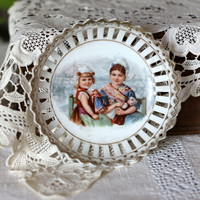 Németalföldi porcelán kis tányér, bájos zsánerképes dekorral
