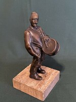 Régi dobos férfi bronz szobor kő talapzaton