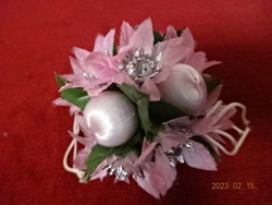 Rózsaszín virággal díszített karácsonyi gömbök. Átmérője 6 cm. Jókai.