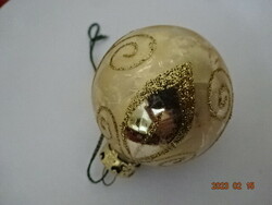 Karácsonyi üveggömb, kézzel festett arany mintával, átmérője 5,5 cm. Jókai.
