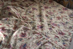 Steppelt ágytakaró, hatalmas fodrokkal
