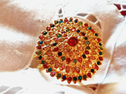 Beautiful gold-colored brooch with lots of sparkling stones and sliding pendant 38.
