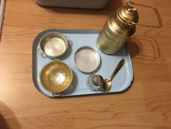 Gyerekkonyhába szűrő, tejeskanna (kandli), edények
