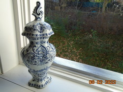 19.sz DELFT gazdag kézzel festett kobaltkék mintákkal, dombormintás fedeles váza tájképpel
