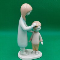 Káldor Aurél Aquincum Jó Testvérek porcelán figura, Fésülködő gyerekek