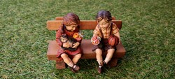Gyűjtőknek: Demi-Art Val Gardena / Gröden faragott fa, padon ülő gyermekfigurák