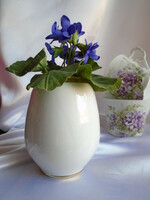 Small, royal Bavarian violet vase. Height: 10 cm.