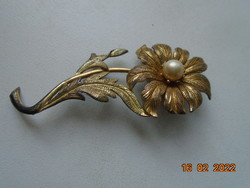 835 Silver gilt flower brooch with l&a mark with delicate twerking patterns, pearl