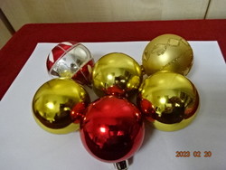 Karácsonyi üveggömb hat darab, piros és arany színben. Jókai.