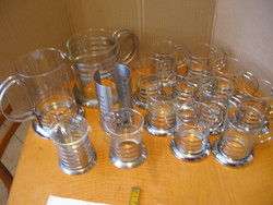 Retro üveg poharak és kiöntő csíkos WMFnemesacél tartóban