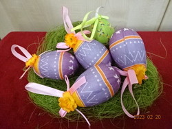 Húsvéti tojás sárga virággal négy darab és egy zöld tojás. Jókai.