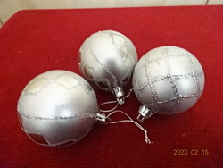 Karácsonyi gömbök, ezüst színű, átmérője 6 cm. Jókai.
