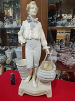 Alt wien xix. End of the century Austria, Podany-style porcelain figure of a boy with a basket, statue, portrait. 48 Cm.